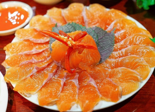Món Sashimi cá hồi của nhà hàng, luôn tươi ngon, hấp dẫn.