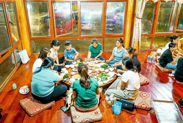 Du khách thưởng thức các món ăn tại nhà hàng Xuân Bắc Mộc Châu.