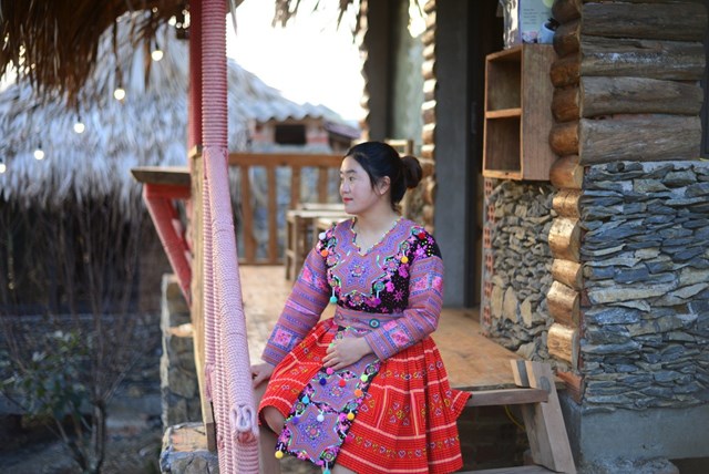 Tại Homestay A Của du khách sẽ được trải nghiệm các dịch vụ, thuê các bộ trang phục người Mông sặc sỡ. Ảnh: A Của
