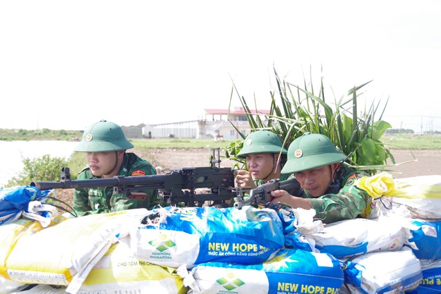 Cán bộ, chiến sĩ Đồn Biên phòng Nhà Mát – Bộ đội Biên phòng Bạc Liêu tổ chức diễn tập.