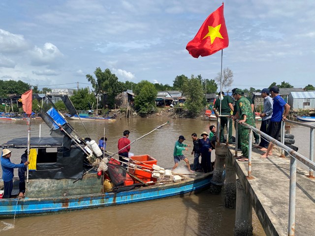 Bộ đội Biên phòng Bạc Liêu trong công tác cứu hộ cứu nạn trên biển.