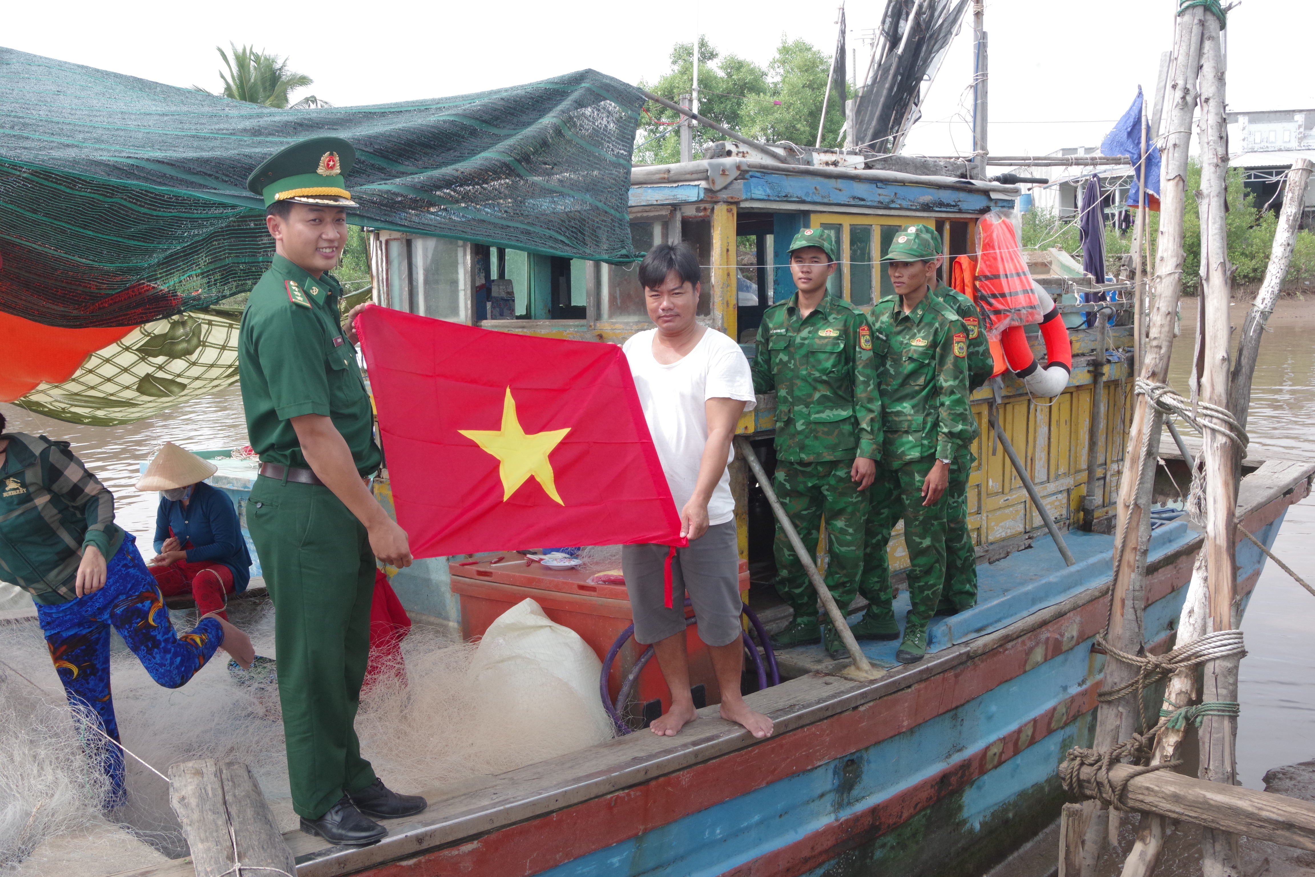 Bộ đội Biên phòng Bạc Liêu tặng cờ cho ngư dân, góp phần khẳng định chủ quyền biển đảo của Tổ quốc.