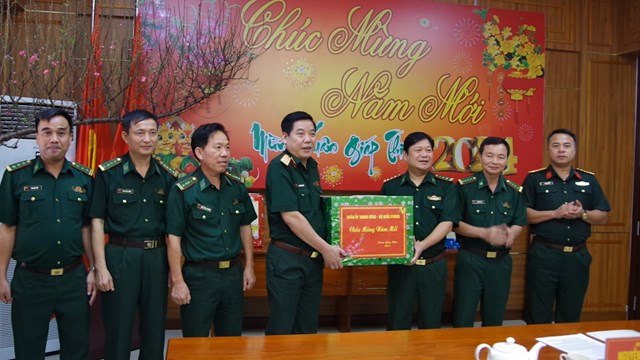 Trung tướng Nguyễn Văn Gấu, Ủy viên Trung ương Đảng, Phó Chủ nhiệm Tổng cục Chính trị Quân đội nhân dân Việt Nam tặng quà, chúc Tết cán bộ, chiến sĩ BĐBP tỉnh Bà Rịa – Vũng Tàu.