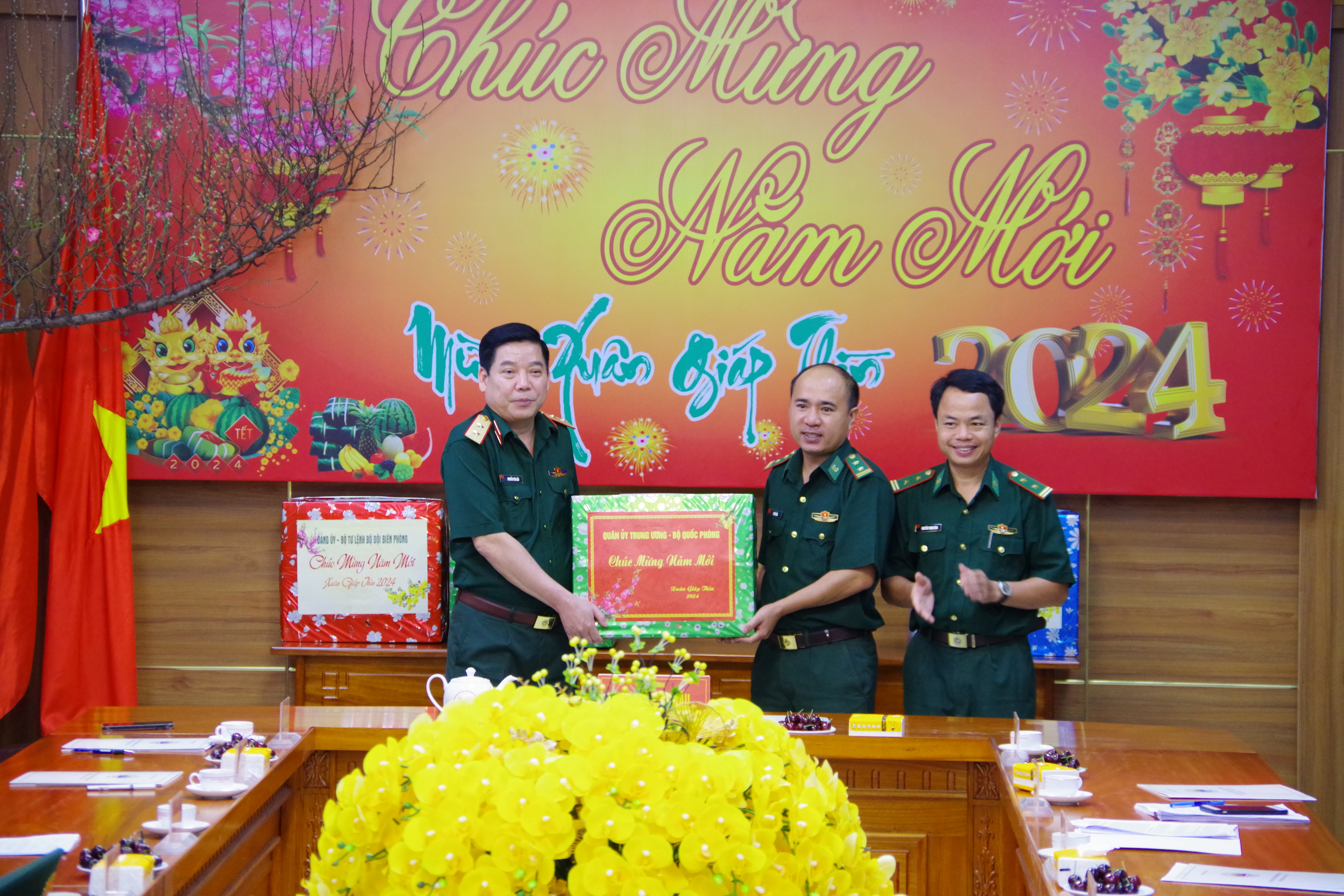 Trung tướng Nguyễn Văn Gấu, Ủy viên Trung ương Đảng, Phó Chủ nhiệm Tổng cục Chính trị Quân đội nhân dân Việt Nam tặng quà, chúc Tết cán bộ, chiến sĩ Đồn Biên phòng Long Sơn, BĐBP tỉnh Bà Rịa – Vũng Tàu.