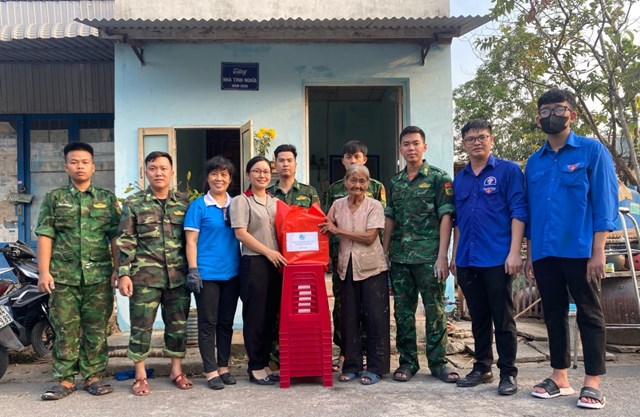 Bà Trương Thị Xinh đầm ấm bên ngôi nhà tình nghĩa cùng các chiến sỹ bộ đội Biên phòng, đại diện Đoàn thanh niên và Hội Liên hiệp Phụ nữ phường Cát Lái.