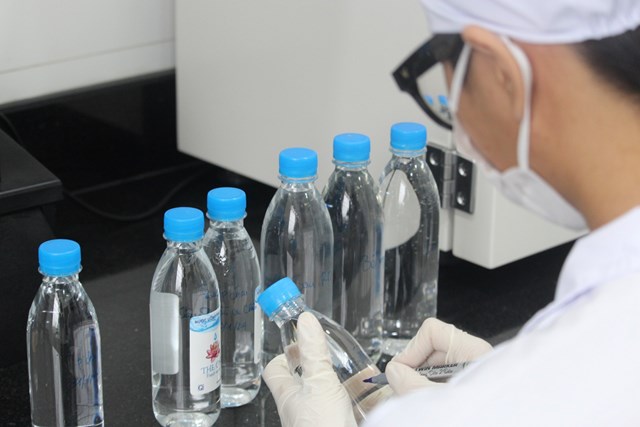 Quy trình thanh lọc nước uống đóng chai cần đảm bảo: hiện đại, loại bỏ các tạp chất, chất vi sinh, cho ra nguồn nước tốt cho sức khỏe, đạt chuẩn an toàn về sinh thực phẩm.
