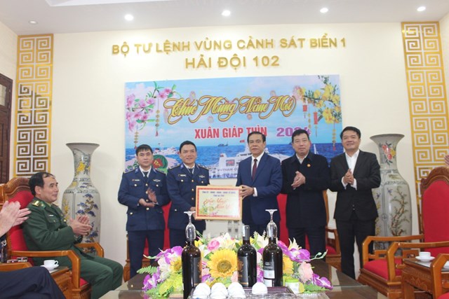 Hà Tĩnh: Lãnh đạo tỉnh tổ chức thăm, chúc tết Hải đội 102 - Ảnh 1