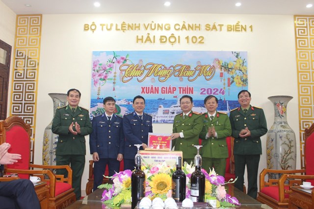 Hà Tĩnh: Lãnh đạo tỉnh tổ chức thăm, chúc tết Hải đội 102 - Ảnh 2