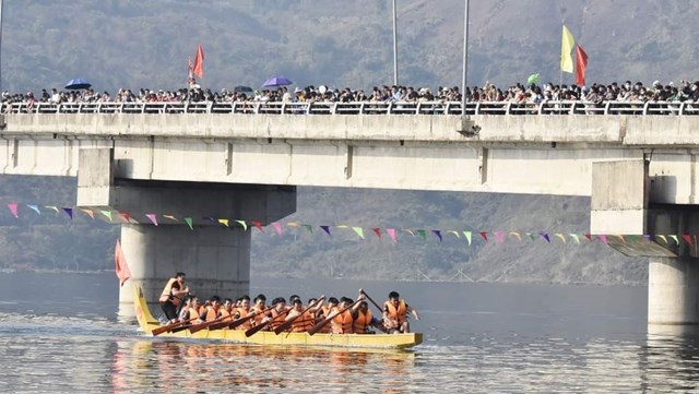 Phần thi đua thuyền tại Tuần văn hóa và du lịch huyện.