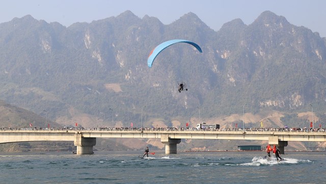Biểu diễn dù lượn và lướt ván, tại cầu Pá Uôn.