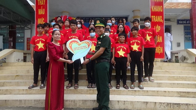 Đồn Biên phòng Sông Trăng tổ chức trao tặng áo thun “Tôi yêu Việt Nam” cho các em học sinh.
