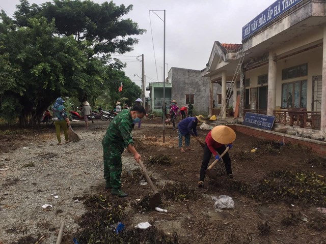 Cán bộ, chiến sĩ Đồn Biên phòng Sông Trăng cùng với người dân tham gia dọn dẹp vệ sinh khu vực công cộng.