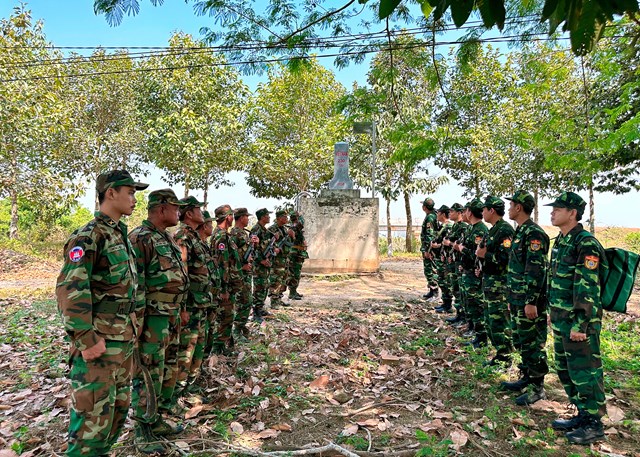 Đồn Biên phòng Sông Trăng phối hợp với Tiểu đoàn Bộ đội bảo vệ biên giới số 3, tỉnh Prey Veng, vương quốc Campuchia tuần tra song phương khu vực biên giới.