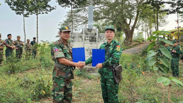 Ngày 10/01/2024, Đồn Biên phòng Sông Trăng, Bộ đội Biên phòng tỉnh Long An phối hợp các đơn vị bảo vệ biên giới tỉnh Prey Veng, Vương quốc Campuchia tổ chức tuần tra song phương trên đoạn biên giới do đơn vị phụ trách.