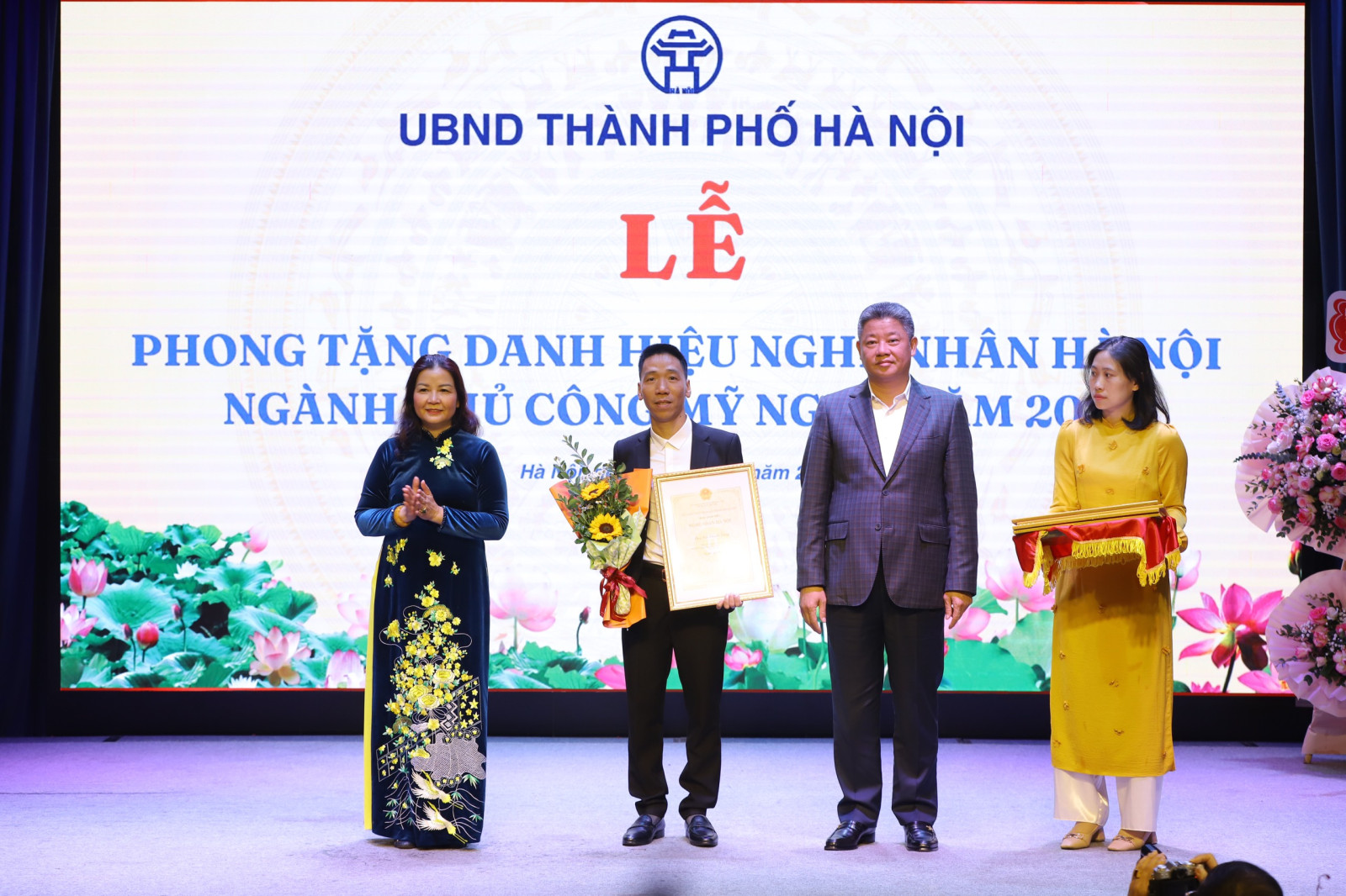 Nghệ nhân Bùi Thanh Tùng được phong tặng danh hiệu Nghệ nhân Hà Nội - Ảnh 1