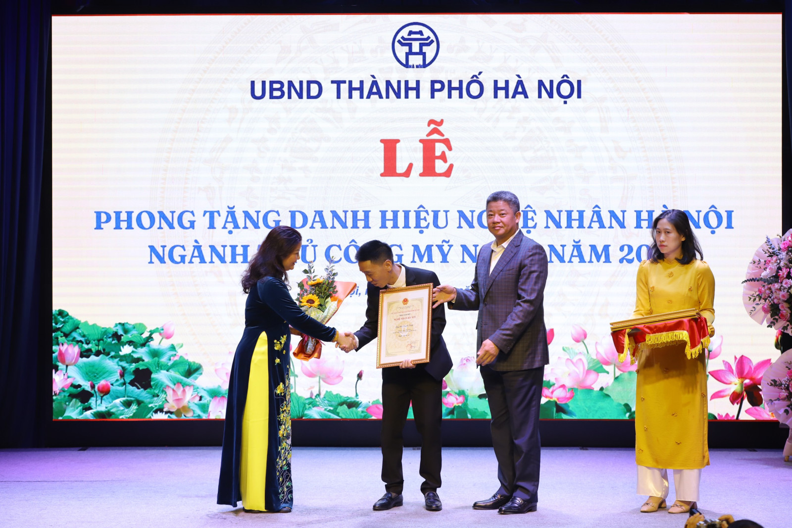 Nghệ nhân Bùi Thanh Tùng được phong tặng danh hiệu Nghệ nhân Hà Nội - Ảnh 9