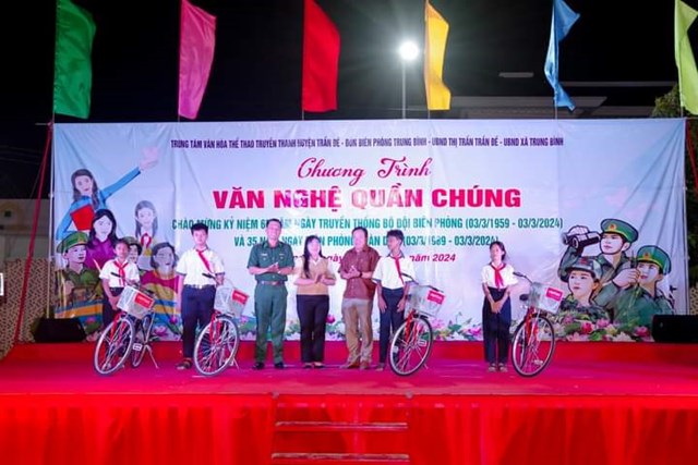 Bộ Chỉ huy Bộ đội Biên phòng tỉnh Sóc Trăng trao quà cho các em học sinh nghèo học giỏi trên địa bàn khu vực biên giới.