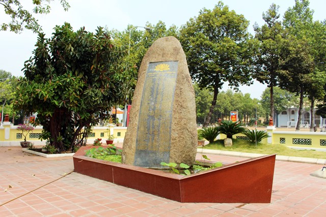 Bia tưởng niệm trong khuôn viên của Đền thờ các Anh hùng Liệt sỹ “Đoàn tàu không số”.