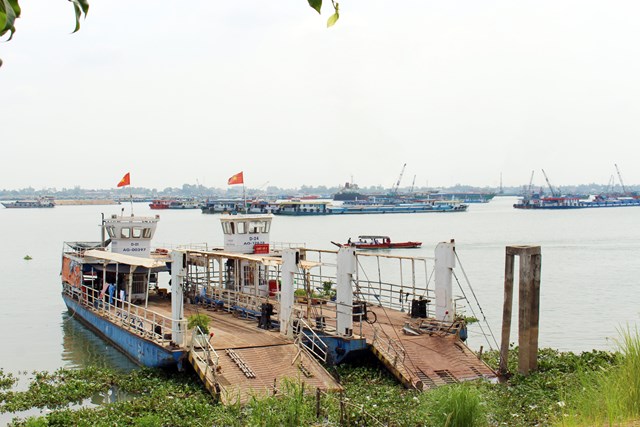 Cửa ngõ sông Tiền bắt đầu chảy vào Việt Nam ở khu vực thị xã Tân Châu (tỉnh An Giang) và huyện Hồng Ngự (tỉnh Đồng Tháp).