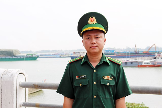 Phó Trạm trưởng Trạm Cửa khẩu Quốc tế Vĩnh Xương - Đại úy Phạm Minh Phú trao đổi với Phóng viên.