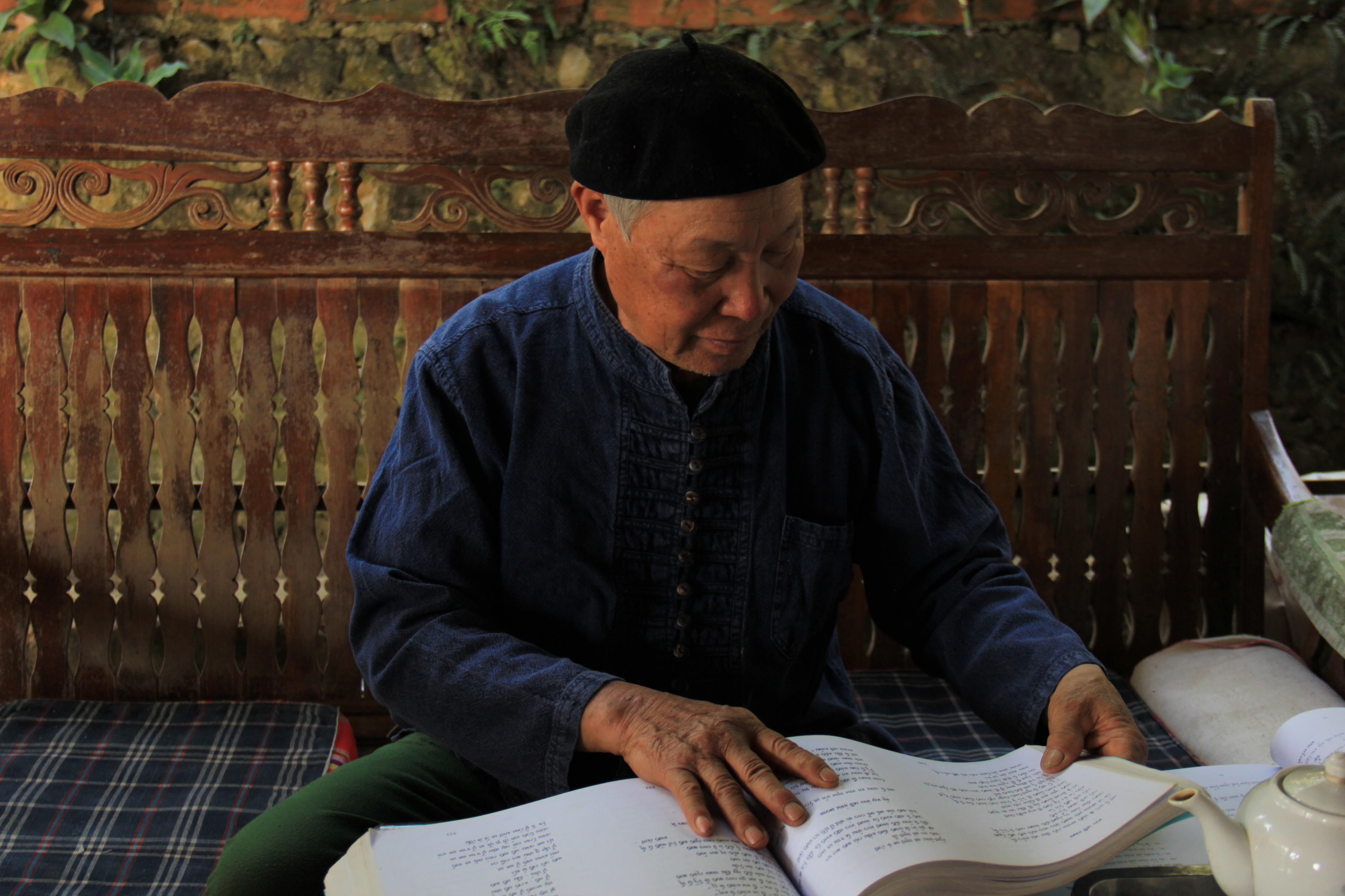 Nghệ nhân Ưu tú ông Lường Văn Hoạt, nghiên cứu chữ viết người Thái (ảnh A Trứ).