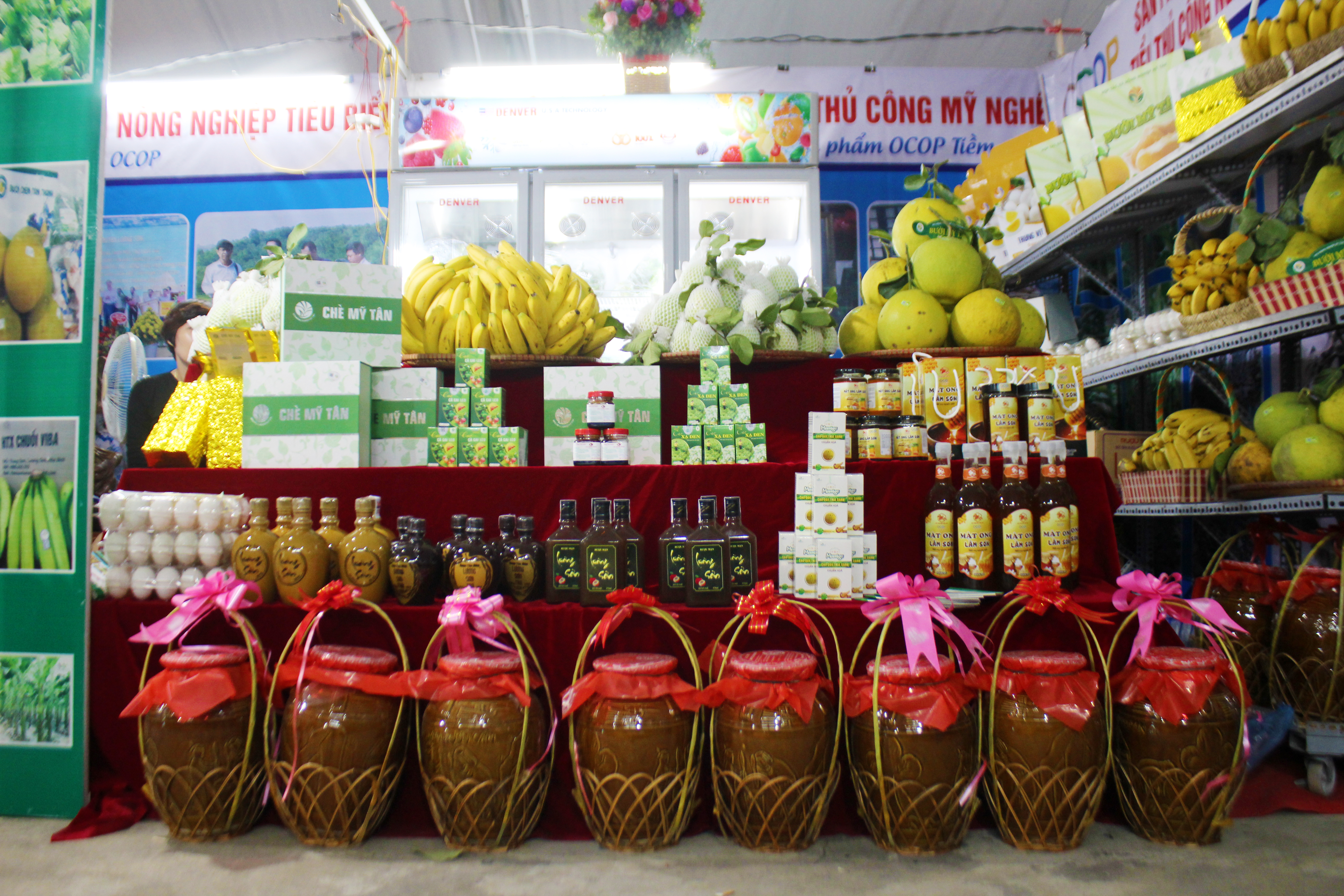 Những sản phẩm nông nghiệp, sản phẩm OCOP của các Hợp tác xã, đơn vị trên địa bàn huyện Lương Sơn (ảnh PV).