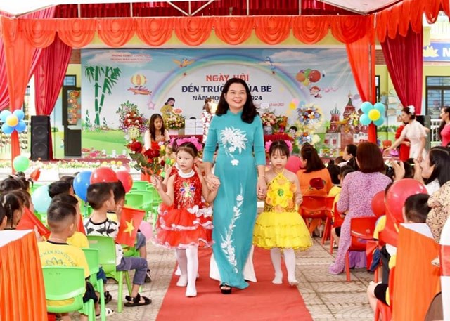 Cô giáo Nguyễn Thị Bích Hạnh – Hiệu trưởng Trường Mầm non Cửu Long cùng các em học sinh trong ngày Khai giảng năm học mới 2023 – 2024.