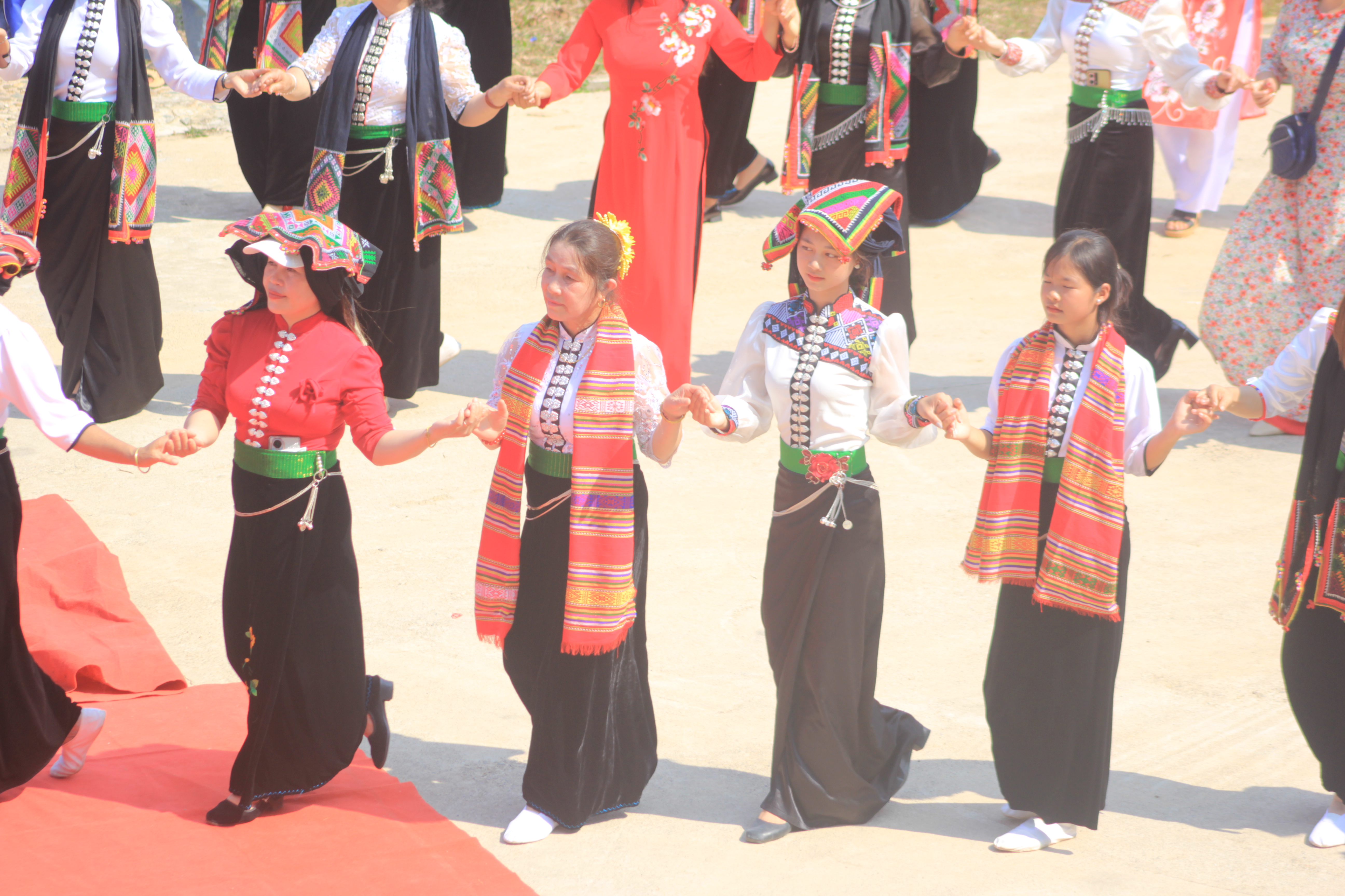 13. Những điệu múa xòe, trong bộ trang phục truyền thống của các thiếu nữ người Thái trắng như lời mời gọi du khách thập phương về với vùng đất cao nguyên Mộc Châu.ảnh A Trứ