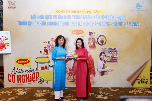 Đại diện Hội LHPN Việt Nam (bìa trái) và Nestlé Việt Nam (bìa phải) cùng công bố triển khai mô hình dịch vụ gia đình _Cùng Maggi Nấu nên cơ nghiệp_ trong khuôn khổ chương trình _Nestlé đồng hành cùng phụ nữ_ 