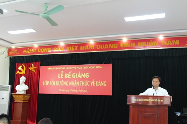 Đồng chí Nguyễn Văn Trường - Phó Bí thư thường trực Đảng ủy Bộ Nông nghiệp và Phát triển nông thôn phát biểu tại lễ bế giảng.