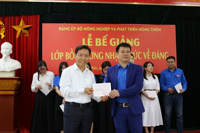 Đồng chí Nguyễn Văn Trường, Phó Bí thư Thường trực Đảng ủy Bộ NN-PTNT, trao chứng chỉ cho các học viên.