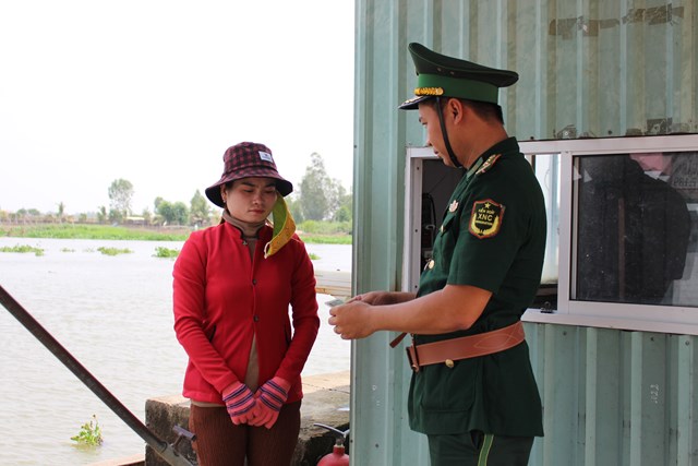 Cán bộ, chiến sĩ Đồn Biên phòng Vĩnh Hội Đông đang thực hiện nhiệm vụ, kiểm tra hoạt động xuất nhập cảnh của cư dân biên giới 2 nước.