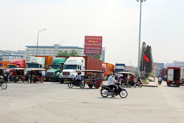 Hoạt động giao thương, kinh tế biên mậu tại Khu vực Cửa khẩu Quốc tế Mộc Bài với nước bạn Campuchia.