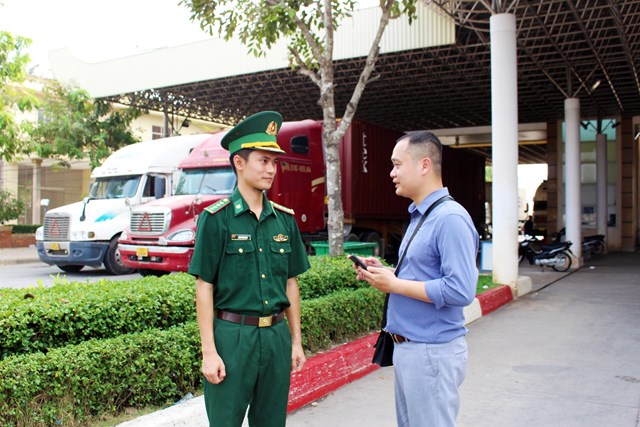 Đại úy Trần Tuấn Sang – Phó Trạm trưởng Trạm Biên phòng Cửa khẩu Quốc tế Mộc Bài trao đổi cùng Phóng viên.