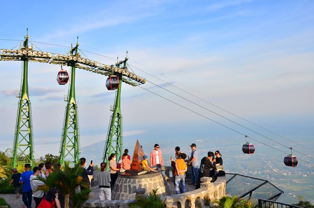 Khu di lịch núi Bà Đen là địa điểm thu hút nhiều du khách đến tham quan và du lịch (ảnh CDLVN).