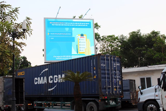 Màn hình Led khổ lớn tại Cửa khẩu Quốc tế Mộc Bài là phương tiện hiệu quả trong công tác đẩy mạnh tuyên truyền pháp luật, Luật Biên phòng Việt Nam và quảng bá du lịch tỉnh Tây Ninh.