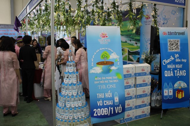 Gian hàng của Sản phẩm nước tinh khiết đóng chai The One của Chi Nhánh Công Ty TNHH Tâm tại Hòa Bình với phương châm 