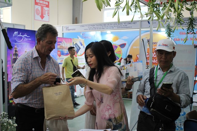 Khách hàng tham quan các gian hàng và sản phẩm tại Hội chợ. Ảnh: Minh Đông.