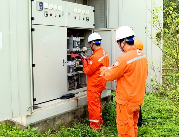 Nhân viên Điện lực thành phố Việt Trì kiểm tra hệ thống điện trong Khu Di tích lịch sử Đền Hùng.