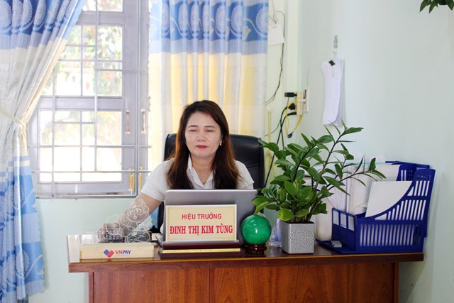 Cô giáo Đinh Thị Kim Tùng – Hiệu trưởng Trường Mầm non Rờ Kơi chia sẻ với Phóng viên.