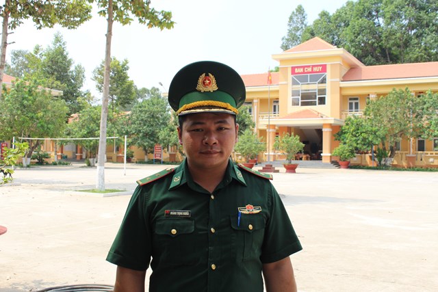 Trung úy Hoàng Trọng Nghĩa, đội trưởng đội vận động Quần chúng đồn Biên phòng Bình Thạnh, tỉnh Đồng Tháp.