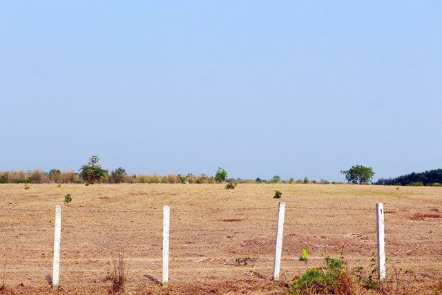 Mùa khô kéo dài, hoạt động sản xuất nông nghiệp của người dân vùng biên giới gặp nhiều khó khăn do thiếu nước.