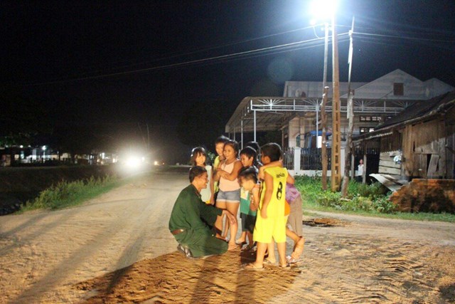 Chương trình “Thắp sáng đường quê” của Đồn Biên phòng cửa khẩu Đắk Ruê đã đem đến sức sống mới cho người dân khu vực biên cương.