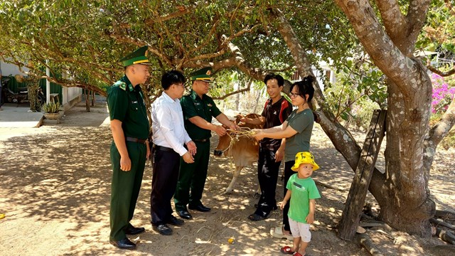 Cán bộ, chiến sĩ Biên phòng Đồn Ia Rvê trao tặng bò cho người dân, giúp người dân phát triển kinh tế.