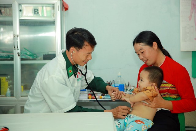 Bác sĩ quân y Hoàng Ngọc Linh công tác tại Trạm quân dân y - Đồn Biên phòng Ia Rvê luôn tận tâm chăm sóc sức khỏe cho các đồng bào dân tộc khu vực biên giới.