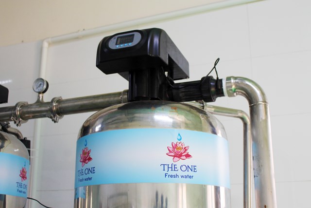 Bên trong phòng xử lý nước, các hệ thống lọc trung gian sẽ lọc khử màu, khử mùi, khử độ cứng của nước và được nước bán thành phẩm; hệ thống đưa nước bán thành phẩm vào bồn chứa số 2.