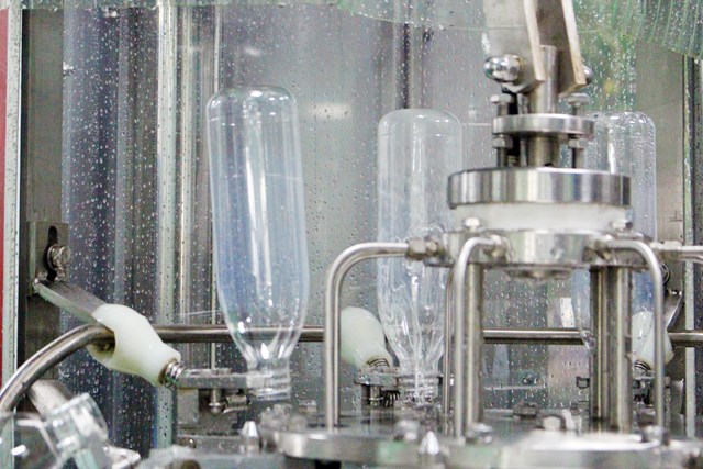 Điều đặc biệt, nước rửa chai chính là nước thành phẩm của nhà máy; như vậy giúp đảm bảo tuyệt đối về chất lượng, an toàn thực phẩm (ATTP) cho sản phẩm.