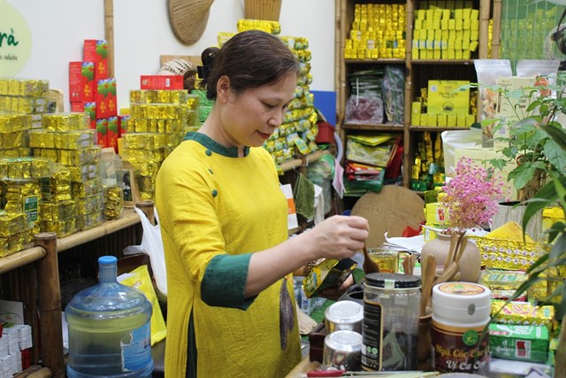 Nghệ nhân văn hóa trà Vũ Thị Thương Huyền đã dành nhiều tâm sức để “hồi sinh” và đưa thương hiệu chè Sông Cầu vươn xa hơn trên thị trường. Ảnh: Thạch Văn.