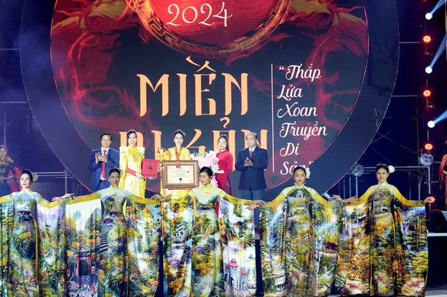 5 bộ áo dài trong bộ sưu tập “Về với cội nguồn” của NTK Thoa Trần được xác lập kỷ lục Việt Nam tại Hội Xoan tại Phú Thọ năm 2024.