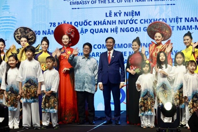 NTK Thoa Trần (thứ ba từ trái sang hàng đầu tiên) tham gia trình diễn một bộ sưu tập áo dài tại Lễ kỷ niệm 78 năm Quốc khánh nước Cộng hòa xã hội chủ nghĩa Việt Nam (1945-2023) và 50 năm thiết lập Quan hệ Ngoại giao Việt Nam-Malaysia (1973-2023) tại Malaysia.